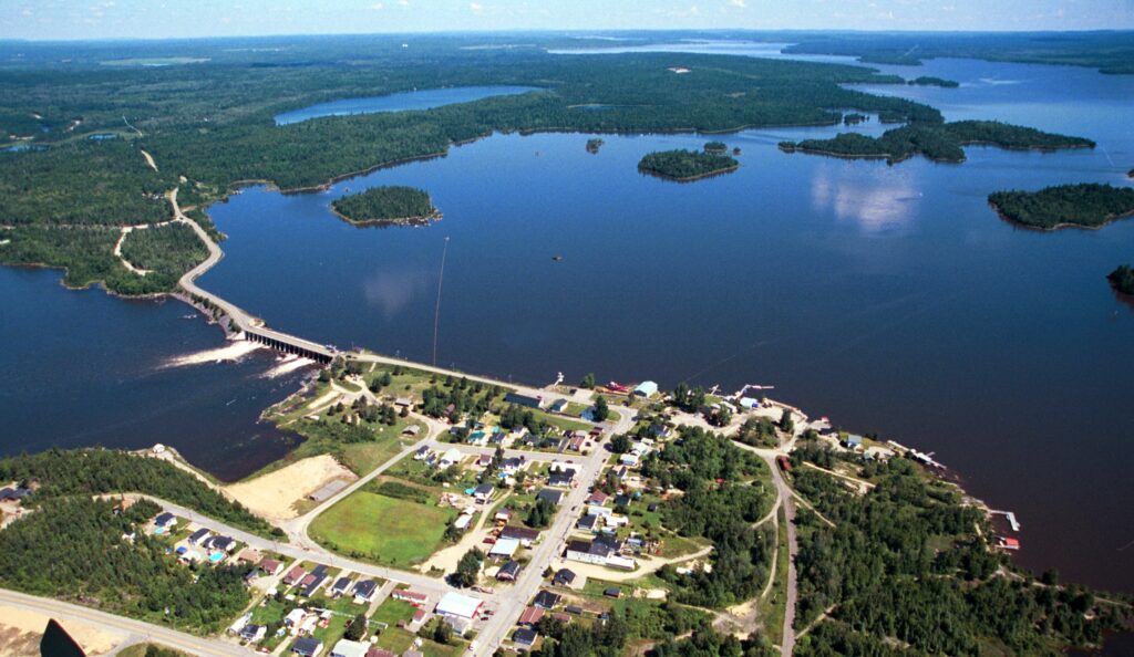 A birds-eye-view photo of the Des Quinze reservoir.